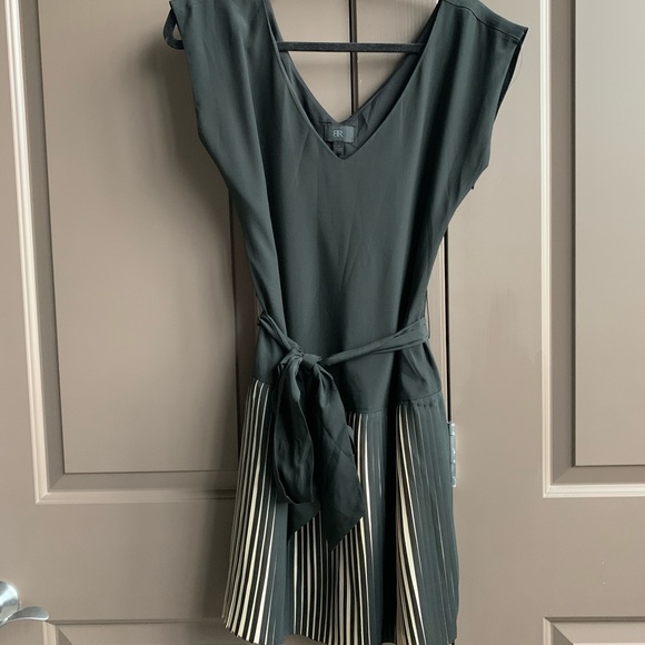 Banana Republic Monogram Black Pleated Dress 4 - Picture 8 of 8